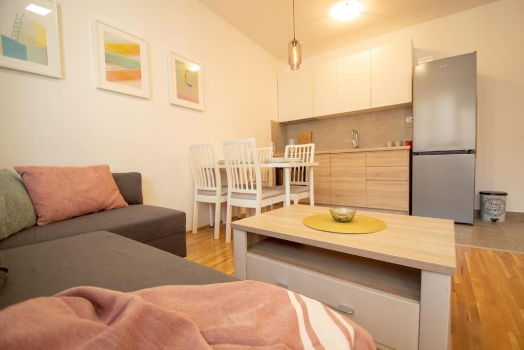 White Fields-Central 2-Bdrm Apartment With Parking Novi Sad Eksteriør bilde