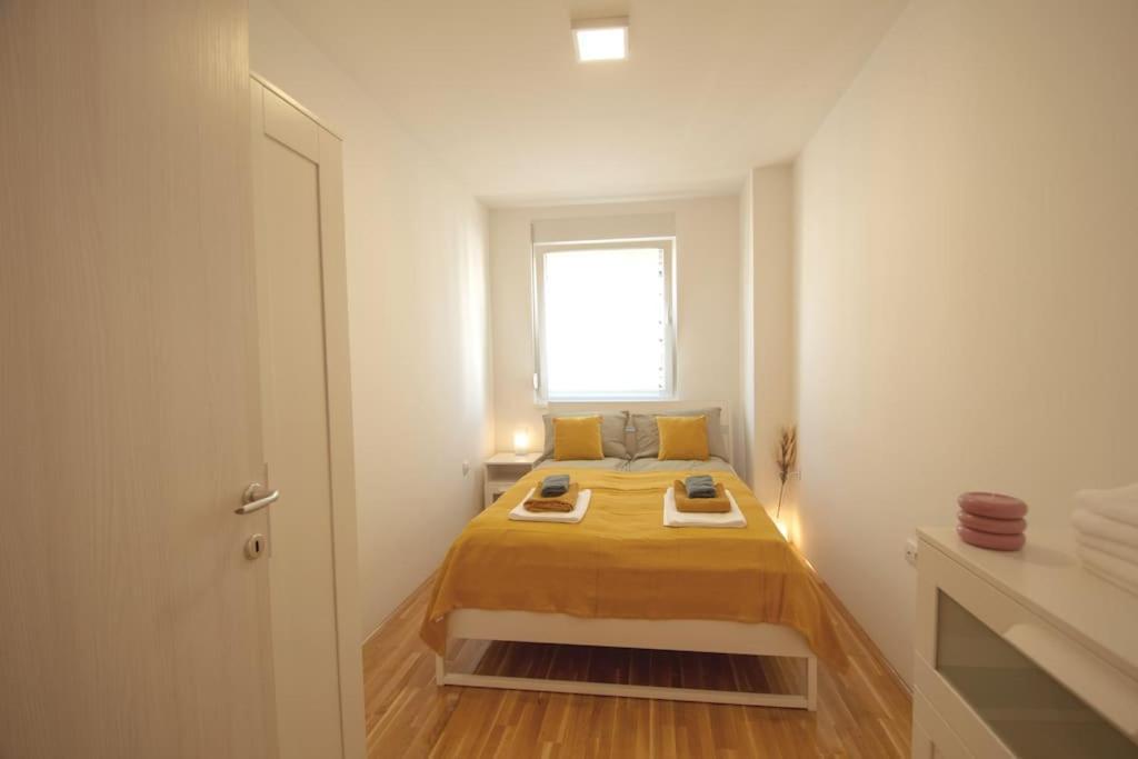 White Fields-Central 2-Bdrm Apartment With Parking Novi Sad Eksteriør bilde