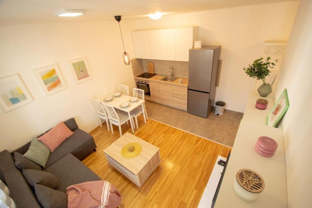 White Fields-Central 2-Bdrm Apartment With Parking Novi Sad Eksteriør bilde