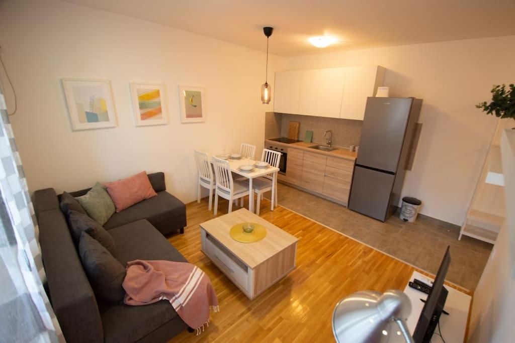 White Fields-Central 2-Bdrm Apartment With Parking Novi Sad Eksteriør bilde