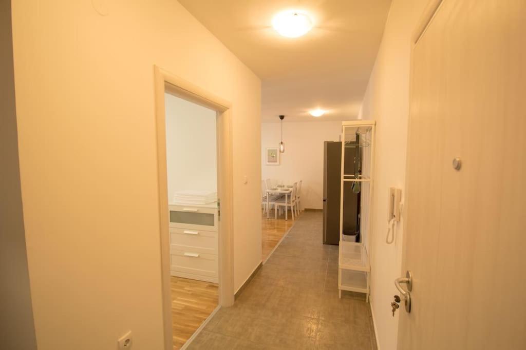 White Fields-Central 2-Bdrm Apartment With Parking Novi Sad Eksteriør bilde